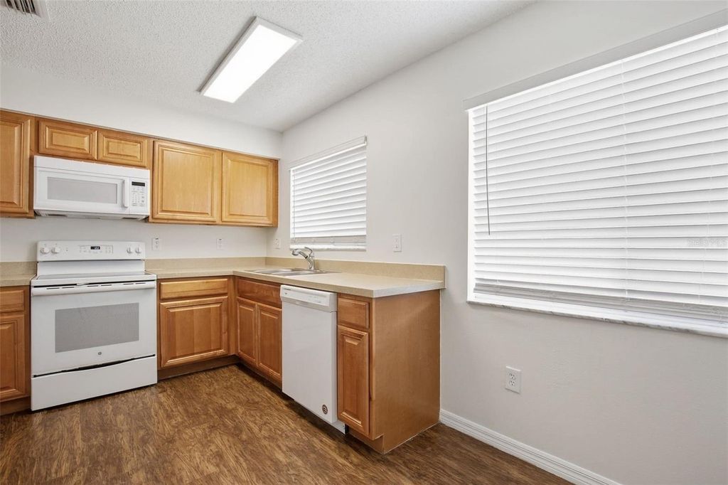 Image 13 of property listing at 4504 REYNOLDS CREEK AVENUE, Plant City, FL 33563