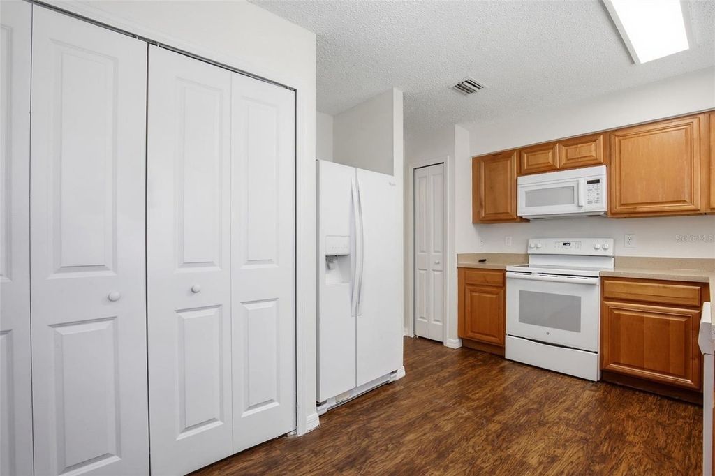 Image 14 of property listing at 4504 REYNOLDS CREEK AVENUE, Plant City, FL 33563