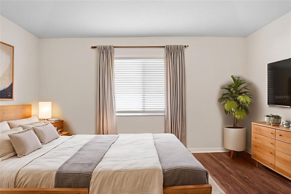 Image 4 of property listing at 4504 REYNOLDS CREEK AVENUE, Plant City, FL 33563