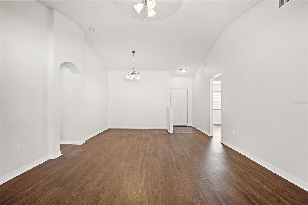 Image 8 of property listing at 4504 REYNOLDS CREEK AVENUE, Plant City, FL 33563