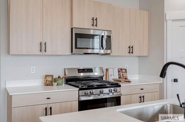 6425 Ender Ln, Idaho Falls, ID 83401