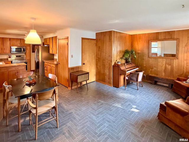 1043 14TH Avenue S, Clinton, IA 52732