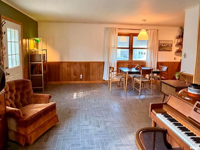 1043 14TH Avenue S, Clinton, IA 52732