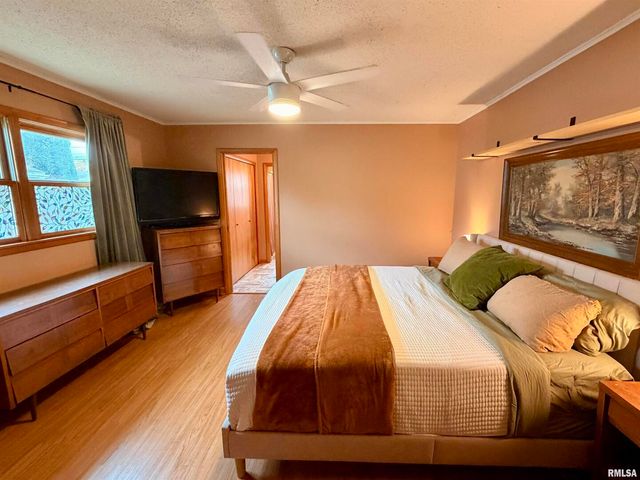 1043 14TH Avenue S, Clinton, IA 52732