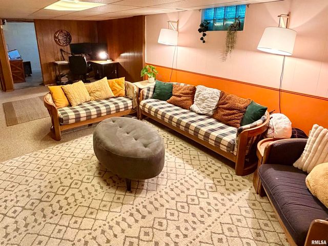 1043 14TH Avenue S, Clinton, IA 52732