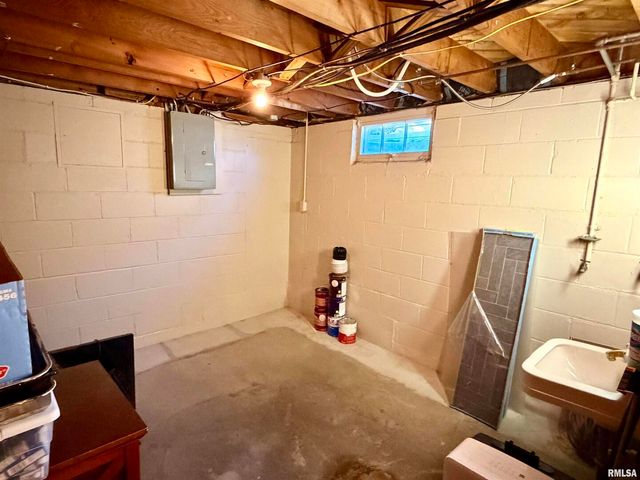 1043 14TH Avenue S, Clinton, IA 52732