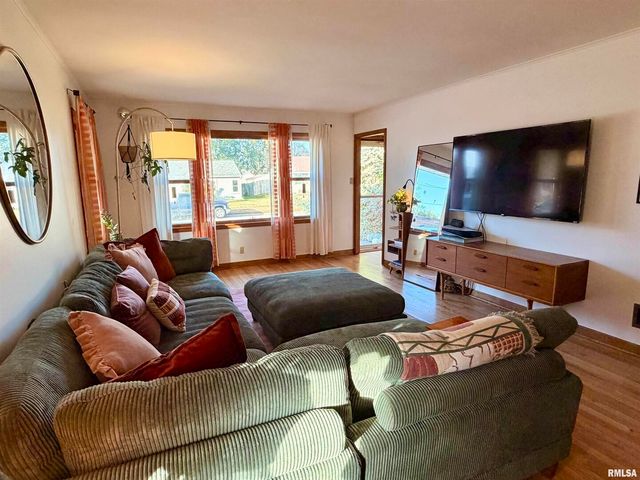 1043 14TH Avenue S, Clinton, IA 52732