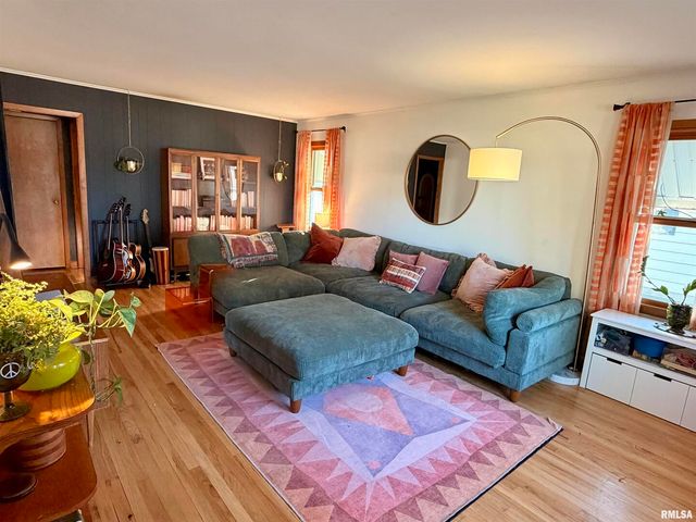 1043 14TH Avenue S, Clinton, IA 52732