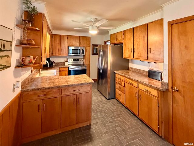 1043 14TH Avenue S, Clinton, IA 52732