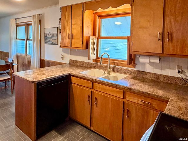 1043 14TH Avenue S, Clinton, IA 52732