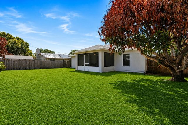 861 SE Cavern Avenue, Port St. Lucie, FL 34983