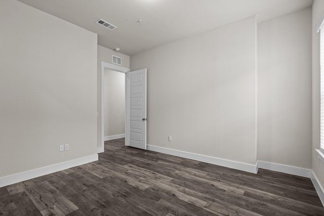 865 Limmer LOOP 811, Hutto, TX 78634