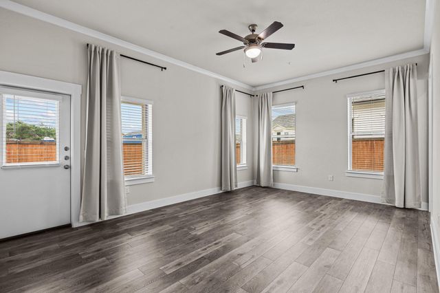 865 Limmer LOOP 811, Hutto, TX 78634