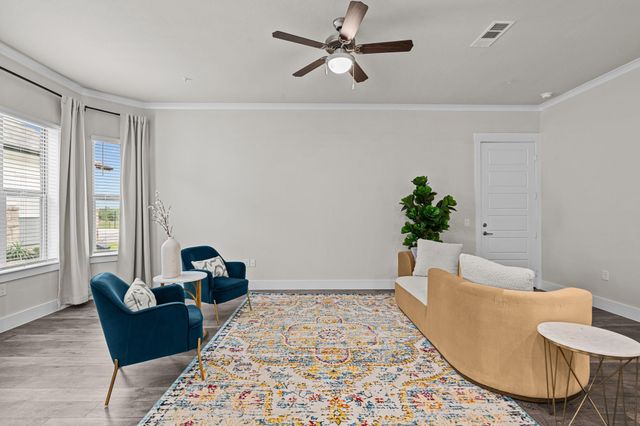 865 Limmer LOOP 811, Hutto, TX 78634