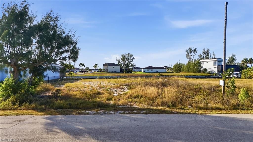 Image 3 of property listing at 3704 NW 10th ST, Cape Coral, FL 33993