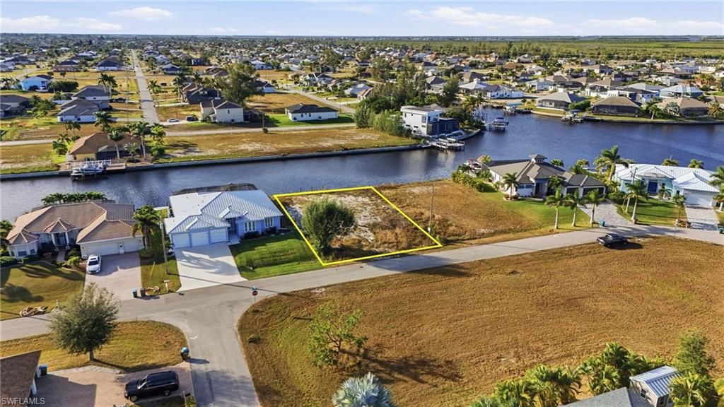 Image 6 of property listing at 3704 NW 10th ST, Cape Coral, FL 33993