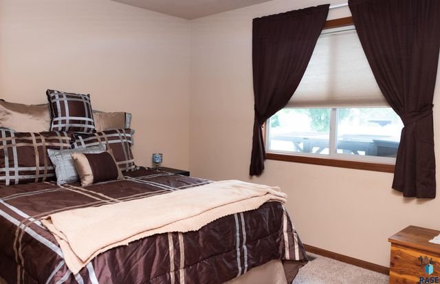 6707 S Witzke Ave, Sioux Falls, SD 57108