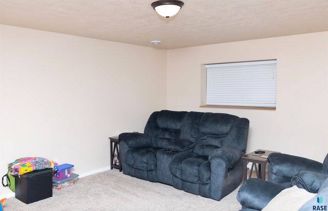 6707 S Witzke Ave, Sioux Falls, SD 57108