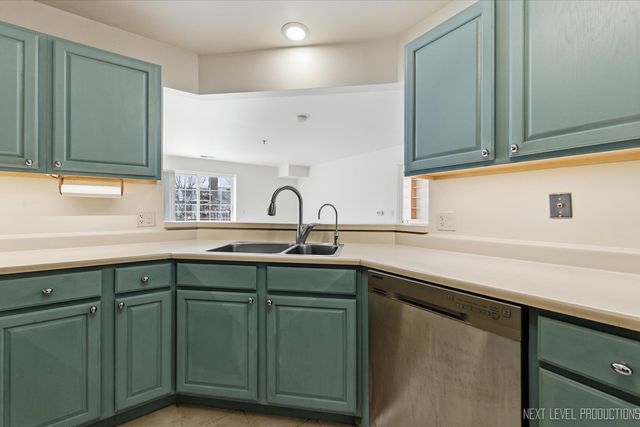 147 Hunt Club Drive 147, St. Charles, IL 60174