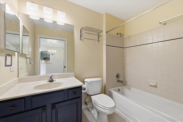 147 Hunt Club Drive 147, St. Charles, IL 60174