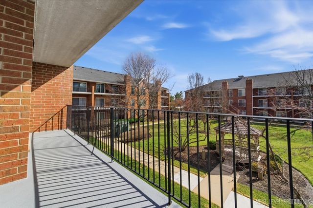 147 Hunt Club Drive 147, St. Charles, IL 60174