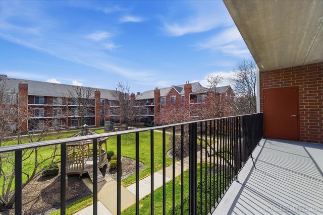 147 Hunt Club Drive 147, St. Charles, IL 60174