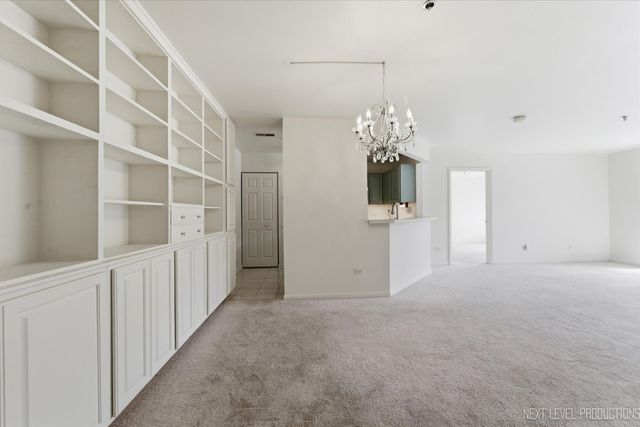 147 Hunt Club Drive 147, St. Charles, IL 60174