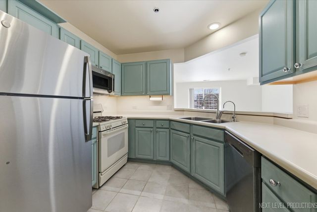 147 Hunt Club Drive 147, St. Charles, IL 60174