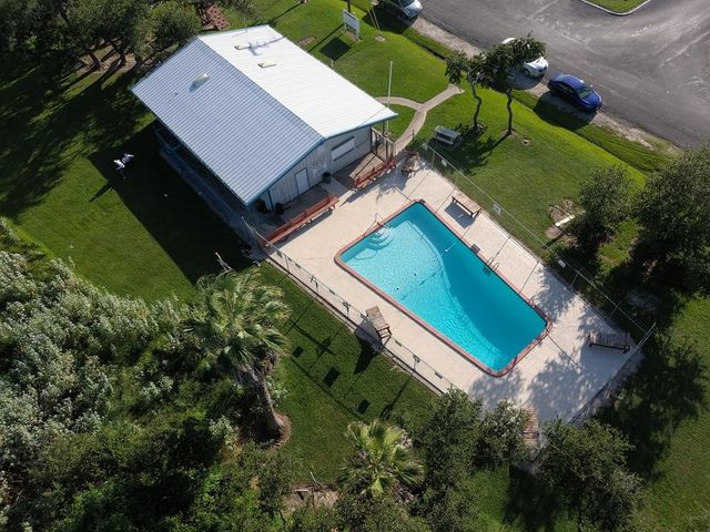 555 Mesquite Tree Loop, Rockport, TX 78382