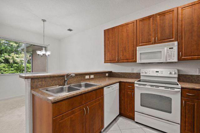 2597 Stockbridge Square SW, Vero Beach, FL 32962