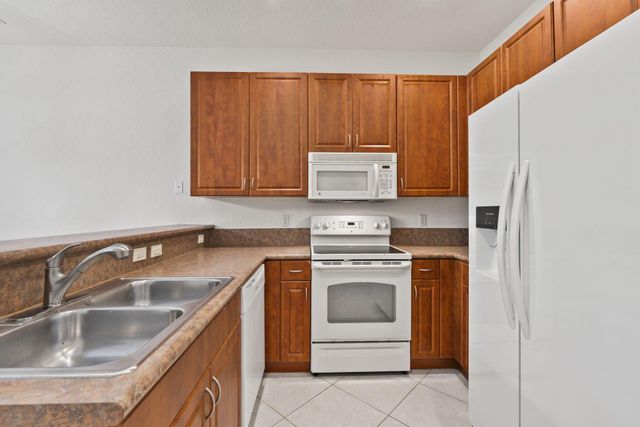 2597 Stockbridge Square SW, Vero Beach, FL 32962