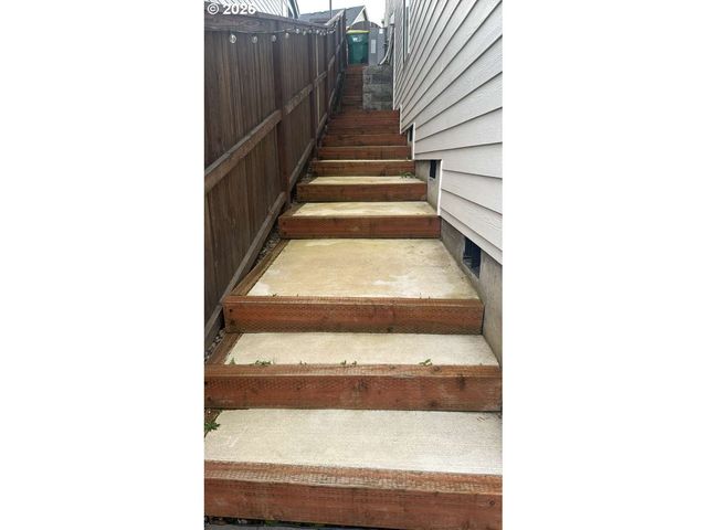 7353 Nw OAKFERN Dr, Portland, OR 97229