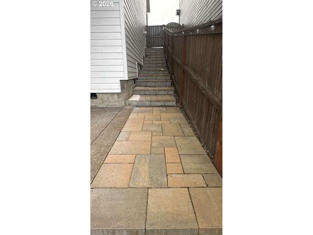 7353 Nw OAKFERN Dr, Portland, OR 97229