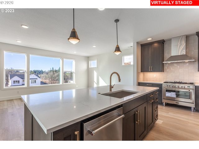 7353 Nw OAKFERN Dr, Portland, OR 97229