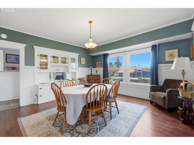 212 W 1ST St, Newberg, OR 97132