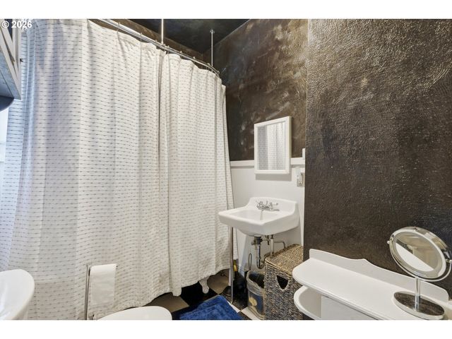 212 W 1ST St, Newberg, OR 97132