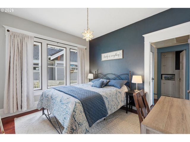 212 W 1ST St, Newberg, OR 97132