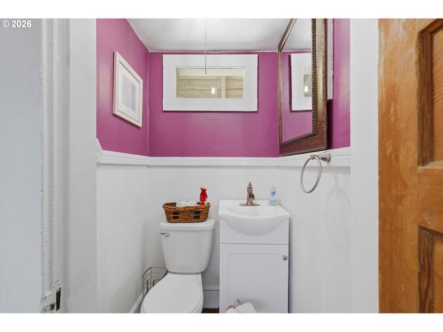 212 W 1ST St, Newberg, OR 97132