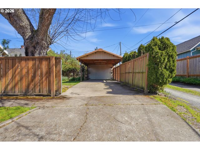 212 W 1ST St, Newberg, OR 97132
