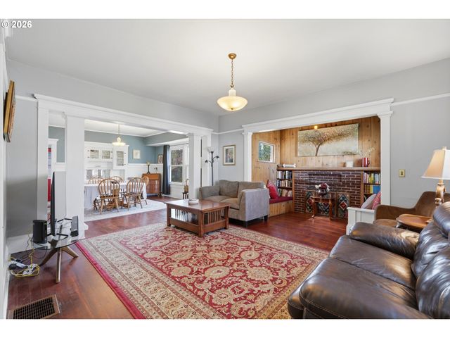 212 W 1ST St, Newberg, OR 97132