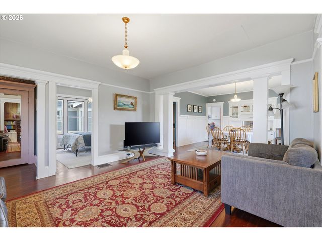212 W 1ST St, Newberg, OR 97132