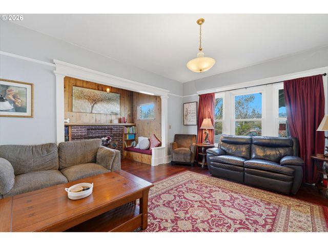 212 W 1ST St, Newberg, OR 97132