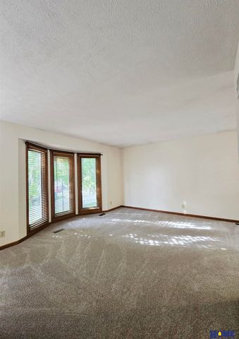 6020 S 41 Street, Lincoln, NE 68516