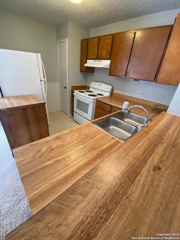 8904 MEADOW TRACE ST, San Antonio, TX 78250
