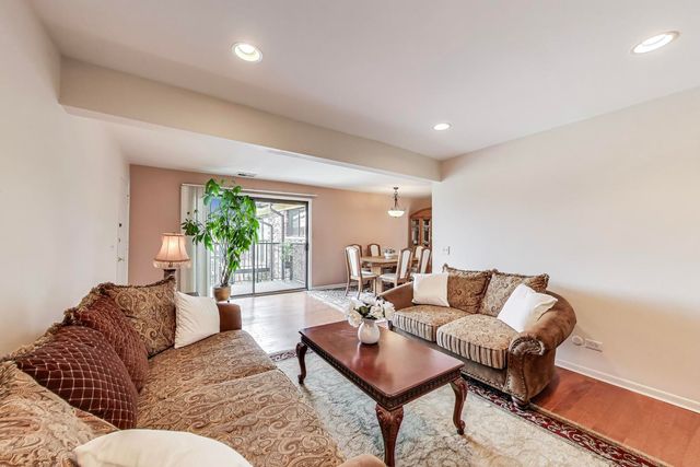 7616 W Lawrence Avenue 3A, Harwood Heights, IL 60706