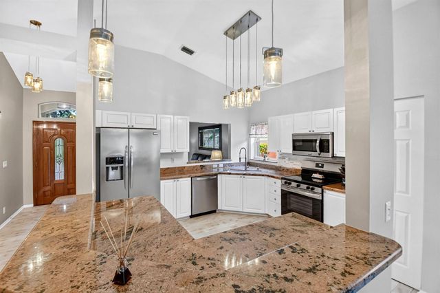 8021 Via Hacienda, Riviera Beach, FL 33418