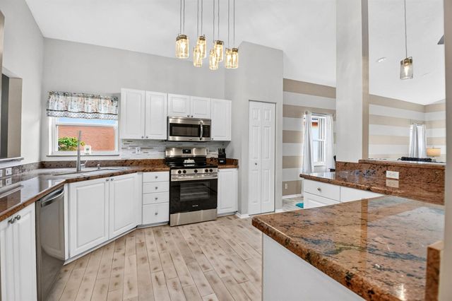8021 Via Hacienda, Riviera Beach, FL 33418