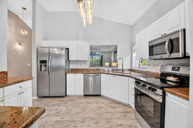 8021 Via Hacienda, Riviera Beach, FL 33418