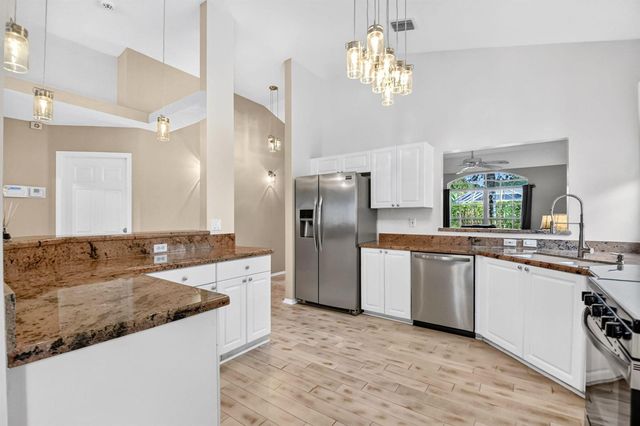 8021 Via Hacienda, Riviera Beach, FL 33418