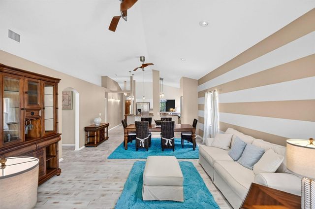 8021 Via Hacienda, Riviera Beach, FL 33418